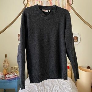 Fjäll Räven Övik V-neck wool sweater.